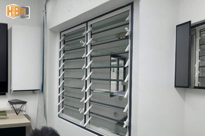 Cửa Chớp Lật Nhôm Xingfa (Lá Sách): Giải Pháp Thông Gió & Báo Giá Mới Nhất