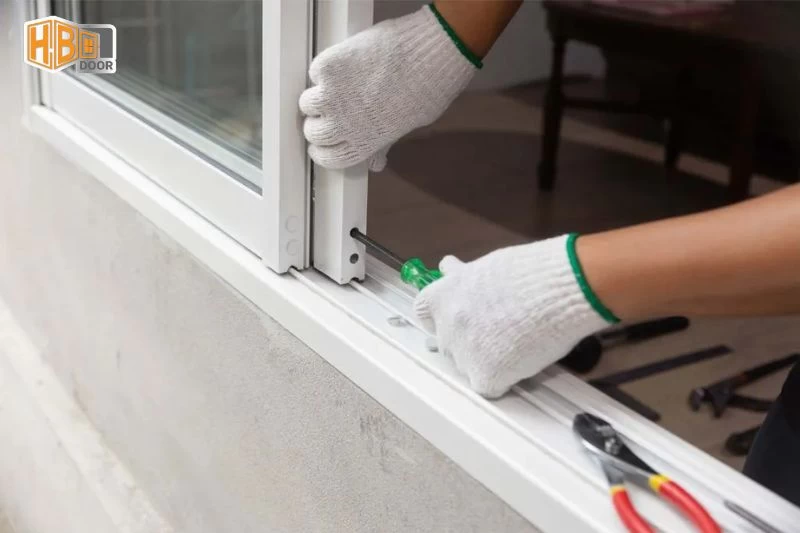 Cách tháo cửa lùa nhôm kính an toàn, đúng kỹ thuật