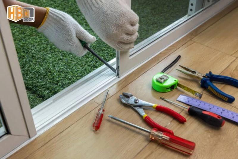 Cách thay bánh xe cửa lùa nhôm