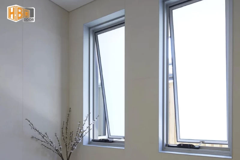 Cửa sổ mở hất: Định nghĩa, ưu nhược điểm và giá